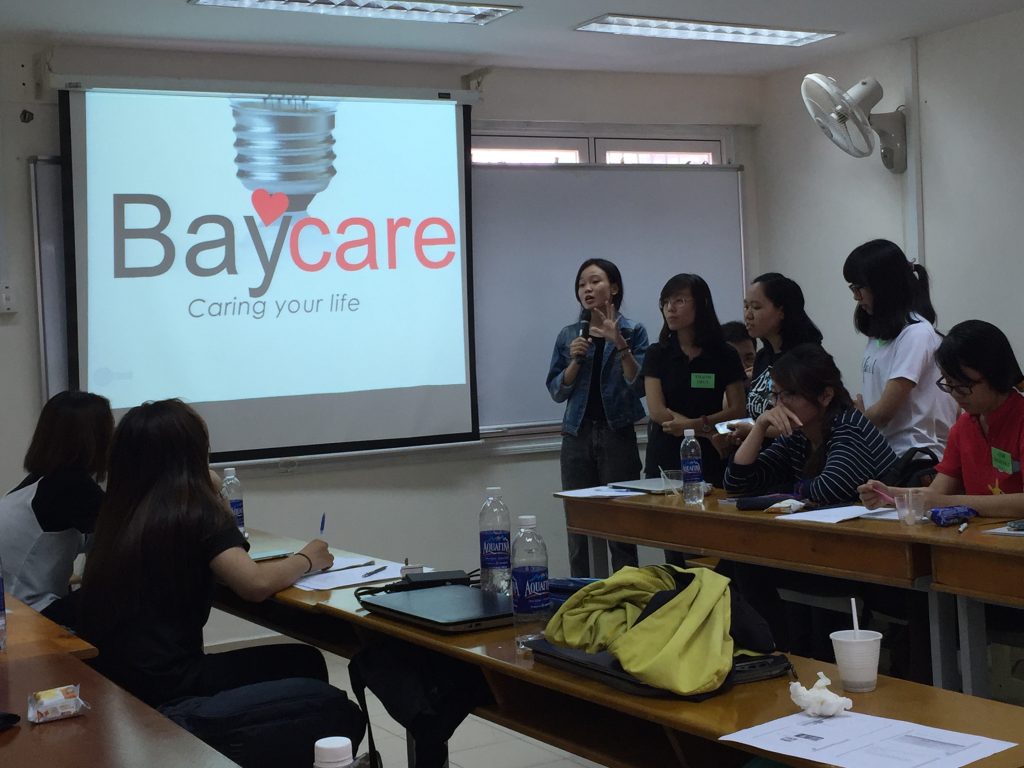 UEH-tourism-students-at-startup-project-presentation